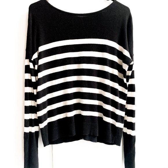 LOFT Tops - LOFT long sleeve stripe top button detail in back